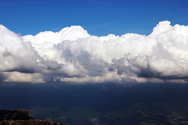 포토 JPG 해외이미지 구름 계절 자연 하늘 바람 날씨 산 풍경 사람없음 야외 파란색 빛 평화 검은색 어둠 회색 프랑스 물방울 분위기 땅 장면 천국 무거움 폭풍우 수평선 해외202004 해외포토 자연요소 유럽 컬러 컨셉 비_날씨 무게 자연재해 생태계 파일형식 이미지허브