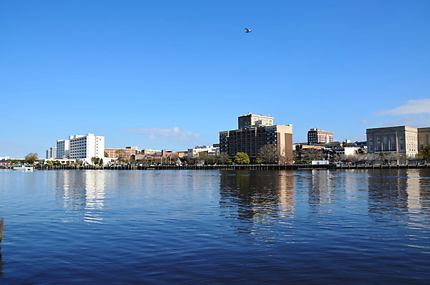 포토 JPG 해외이미지 여행 건축양식 사람없음 건물 물 강 도시풍경 도시 도심 대도시 스카이라인 해외202004 해외포토 자연요소 건축물 건축 풍경 파일형식 이미지허브