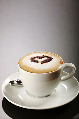 포토 JPG 해외이미지 그릇 식기 행복 커피 음료 사랑 사람없음 컵 갈색 초콜릿 거품 우유 흰색 하트 커피잔 카푸치노 따뜻한음료 해외202004 해외포토 모양 감정 컬러 디저트 잔 유제품 파일형식 이미지허브