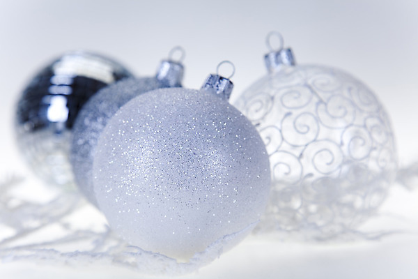 포토 JPG 해외이미지 크리스마스장식 크리스마스 실내 사람없음 아웃포커스 장식볼 오브젝트 흰배경 오너먼트 해외202004 해외포토 기념일 백그라운드 촬영기법 내부 장식 흰색 파일형식 이미지허브