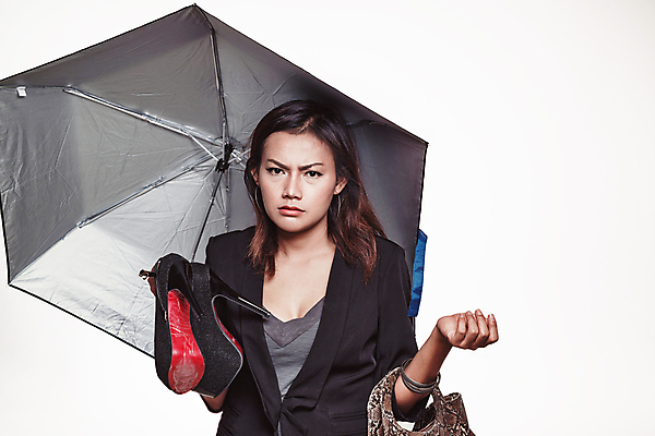 포토 JPG 해외이미지 1 손 감정 아시아 얼굴 신발 가방 우산 날씨 스트레스 실내 건강 피곤 한명 사람 정장 성인 사무실 고통 슬픔 분노 짜증 표현 잡기 좌절 직원 고민 문제 긴장 부담 우울증 해외202004 해외포토 잡화 옷 나라 컨셉 비즈니스 모션 내부 신체부위 질병 파일형식 이미지허브