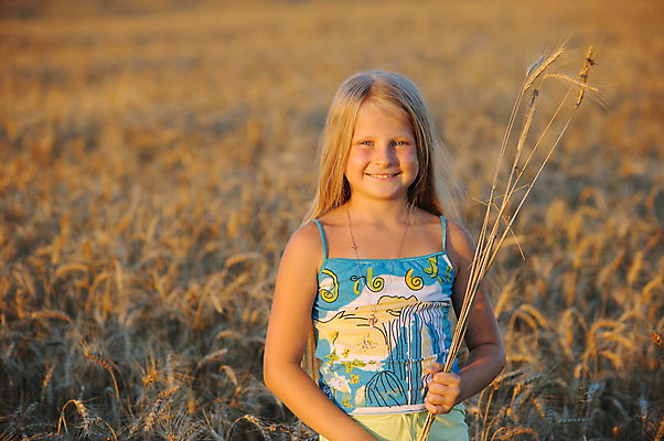 포토 JPG 해외이미지 식물 백인 1 여자 행복 어린이 밭 모션 자연 휴식 건강 한명 미소 웃음 사람 풍경 소녀 잔디 야외 여름 농작물 청춘 금발 햇빛 노란색 맑음 일몰 기쁨 수확 흰색 표현 황금 작음 땅 밀 유일 해외202004 해외포토 서양인 헤어스타일 계절 감정 컬러 컨셉 농업 날씨 곡류 표정 태양 노을 크기 생태계 파일형식 이미지허브