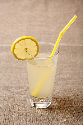 포토 JPG 해외이미지 음료 유리 탁자 건강 요리 사람없음 목재 추위 달콤 설탕 인도인 레몬 레모네이드 소금 생강 내추럴 사프란 파키스탄 해외202004 해외포토 외국인 나무 아시아 가구 채소 과일 재료 재질 동양인 맛 향신료 에이드 파일형식 이미지허브