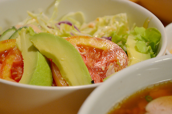 포토 JPG 해외이미지 접시 음식 토마토 채소 양파 사람없음 식사 저녁식사 샐러드 닫기 상추 아보카도 해외202004 해외포토 식기 과일 모션 파일형식 이미지허브