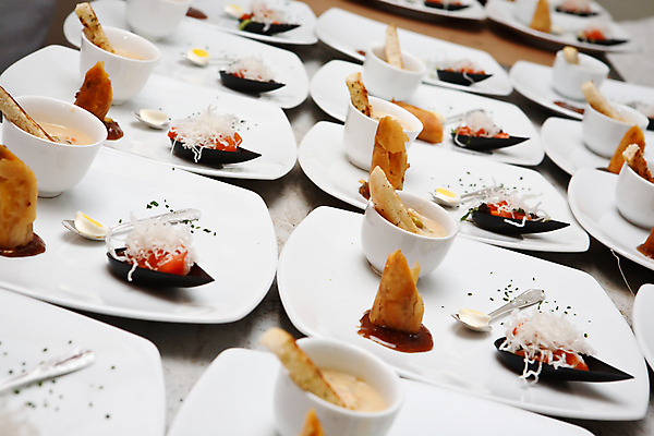 포토 JPG 해외이미지 전통 접시 음식 결혼 근육 요리 사람없음 빨간색 요식업 흰색 축하 수프 해외202004 해외포토 식기 산업 컬러 컨셉 이벤트 파일형식 이미지허브