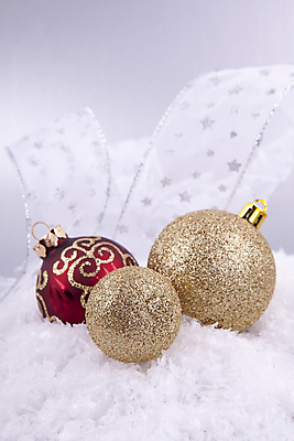 포토 JPG 해외이미지 리본 크리스마스장식 크리스마스 실내 사람없음 장식볼 오브젝트 흰배경 오너먼트 해외202004 해외포토 기념일 백그라운드 내부 장식 흰색 파일형식 이미지허브