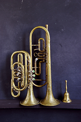 포토 JPG 해외이미지 접시 디자인 음악 백그라운드 놀이 사람없음 장식 반사 노란색 금속 검은색 어둠 소리 콘서트 수확 종 기구 황금 오브젝트 사인 질감 청동 놋쇠 뮤지컬 옛날 해외202004 해외포토 식기 컬러 농업 재질 문화예술 공연 파일형식 이미지허브