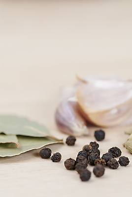 포토 JPG 해외이미지 음식 잎 채소 재료 전구 매달리기 건강 마늘 요리 사람없음 목재 약 주방 신선 만 양념 그룹 맛 약초 다발 묶기 허브 향신료 보따리 날것 아로마 향 후추 내추럴 해외202004 해외포토 나무 식물 컨셉 의학 모션 풀_식물 향미료 파일형식 이미지허브