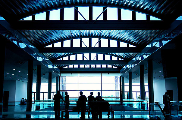 포토 JPG 해외이미지 디자인 실루엣 여행 백그라운드 컨셉 가방 건축양식 창문 유리 미래 실내 그림자 미술 사람 사람없음 내부 건물 파란색 빛 글로벌 사무실 반사 금속 도시 그룹 복도 보행자 역 군중 출발 상업 장면 승객 일반 철강 터미널 해외202004 해외포토 건축물 잡화 건축 컬러 비즈니스 교통시설 재질 문화예술 촬영기법 파일형식 이미지허브