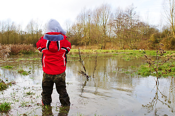 포토 JPG 해외이미지 식물 구름 호수 어린이 음식 밭 농업 자연 놀이 영국 장화 한명 풍경 야외 초록색 물 강 글로벌 환경 손상 시골 떨어짐 땅 홍수 당구 조경 먼지 진흙 F 내추럴 재앙 스플래쉬 해외202004 해외포토 자연요소 1 알파벳 유럽 산업 컬러 신발 컨셉 사람 구기 자연재해 생태계 파일형식 이미지허브