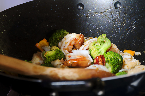 포토 JPG 해외이미지 음식 새우 어류 사람없음 빨간색 초록색 식사 당근 성분 나무숟가락 해외202004 해외포토 컬러 뿌리채소 갑각류 숟가락 수중동물 파일형식 이미지허브