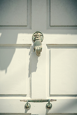 포토 JPG 해외이미지 손 유럽 전통문화 건축양식 사람없음 목재 문 금속 페인트 흰색 그리스 사인 청동 그리스인 놋쇠 스타일 해외202004 해외포토 서양인 나무 전통 건축 나라 문화 컬러 재료 재질 신체부위 파일형식 이미지허브