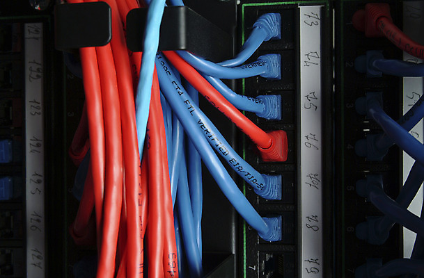 포토 JPG 해외이미지 이동 인터넷 비즈니스 통신 사람없음 빨간색 전자제품 컴퓨터 디지털 자료 힘 전선 정보 그물 네트워크 센터 콘센트 플러그 연결 접속 무선전화기 속도 순환 철사 섬유 전송 랜 모뎀 방화벽 서버 신발장 하드웨어 네트워킹 제공자 해외202004 해외포토 컬러 컨셉 모션 직물 전화기 파일형식 이미지허브