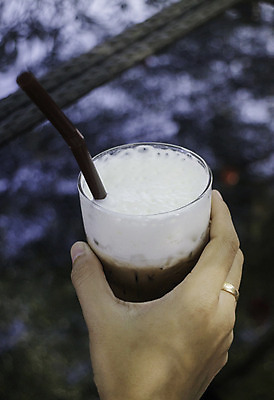 포토 JPG 해외이미지 손 음료 음식 유리 탁자 디저트 사람없음 여름 갈색 식당 초콜릿 냉동 얼음 거품 카페 우유 신선 설탕 상쾌 보케 시럽 카푸치노 밀짚 쉐이크 라떼 모카 카페인 해외202004 해외포토 자연요소 계절 감정 커피 컬러 가구 재질 유제품 신체부위 상점 짚 파일형식 이미지허브