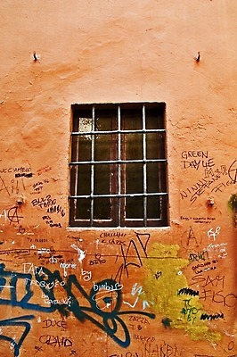 포토 JPG 해외이미지 벽 건축양식 창문 사람없음 이탈리아 그래피티 그런지 썩음 해외202004 해외포토 건축 유럽 낙서 그림 파일형식 이미지허브