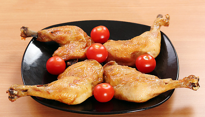 포토 JPG 해외이미지 접시 음식 다이어트 토마토 채소 육류 요리 사람없음 갈색 검은색 식사 저녁식사 치킨 튀김 맛 그릴 바비큐 굽기 드럼스틱 핸드메이드 해외202004 해외포토 식기 컬러 컨셉 식재료 주방용품 건강 구이 닭고기요리 파일형식 이미지허브