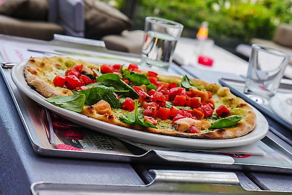 포토 JPG 해외이미지 접시 음식 조각 백그라운드 잎 토마토 채소 부분 탁자 치즈 주택 피자 패스트푸드 요리 사람없음 목재 주방 식당 식사 저녁식사 버섯 이탈리아 맛 폐기물 굽기 먹기 속도 올리브 매움 햄 토핑 베이컨 후추 바질 점심식사 살라미 핸드메이드 해외202004 해외포토 나무 식물 식기 열매 유럽 가구 컨셉 재료 모션 유제품 서양음식 육류 돼지고기 건물 상점 인스턴트 쓰레기 구이 향신료 파일형식 이미지허브