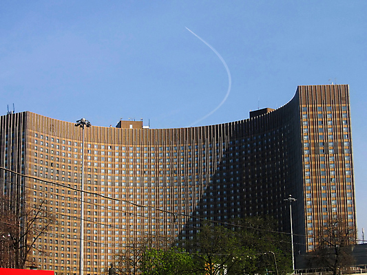 포토 JPG 해외이미지 창문 하늘 호텔 사람없음 건물 파란색 봄 손전등 도시 원형 5월 코스모스 러시아 모스크바 자취 해외202004 해외포토 도형 건축물 계절 꽃 유럽 컬러 숙소 조명 날짜 파일형식 이미지허브