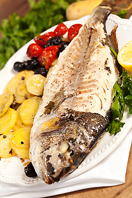 포토 JPG 해외이미지 접시 음식 다이어트 토마토 감자 파슬리 건강 어류 요리 사람없음 초록색 식당 은색 레몬 해산물 준비 올리브 날것 도미 생식 해외202004 해외포토 식기 열매 컬러 채소 과일 상점 수중동물 파일형식 이미지허브