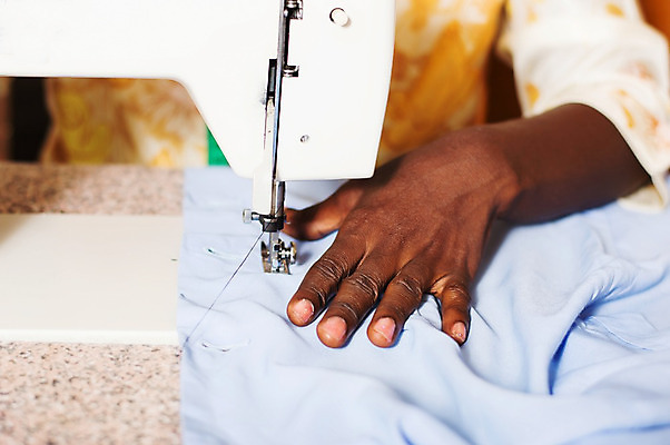 포토 JPG 해외이미지 손 드레스 옷 여자 산업 아프리카 노동자 사람 취미 사람없음 유행 장비 공구 직물 실 수리 바느질 만들기 재단사 철강 해외202004 해외포토 직업 나라 모션 신체부위 도구 파일형식 이미지허브