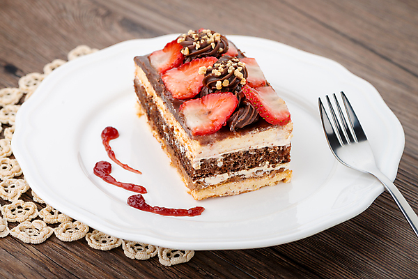 포토 JPG 해외이미지 접시 포크 딸기 실내 사람없음 케이크 달콤 나무배경 해외202004 해외포토 식기 백그라운드 과일 디저트 내부 맛 파일형식 이미지허브