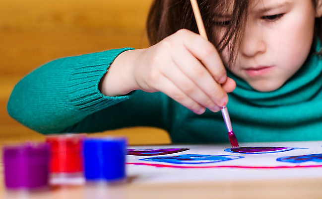 포토 JPG 해외이미지 1 라이프스타일 여학생 여자 행복 종이 어린이 컨셉 학교 가족 놀이 탁자 휴식 주택 건강 창조 사랑 미술 한명 웃음 사람 내부 갈색 유치원 방 그리기 작음 그림 해외202004 해외포토 학생 교육 감정 컬러 가구 관계 모션 문화예술 표정 건물 생활 크기 파일형식 이미지허브