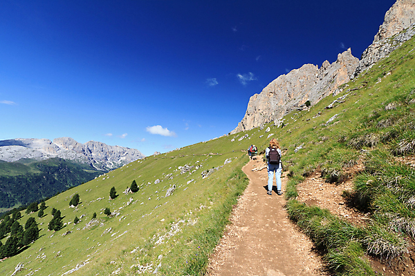 포토 JPG 해외이미지 유럽 길 여행 자연 하늘 휴가 산 한명 사람 풍경 야외 초록색 여름 파란색 계곡 이탈리아 하이킹 정상 오솔길 알프스 하이커 해외202004 해외포토 1 계절 나라 컬러 레저 생태계 파일형식 이미지허브