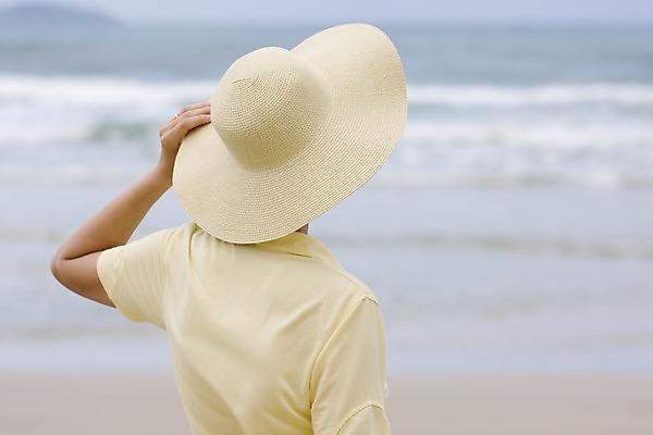 포토 JPG 해외이미지 1 여자 모래 바다 섬 여행 신체 자연 하늘 휴가 휴식 한명 사람 풍경 물 여름 태양 노란색 여행객 흰색 선탠 해외202004 해외포토 자연요소 계절 컬러 컨셉 생태계 파일형식 이미지허브