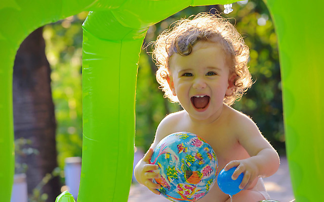 포토 JPG 해외이미지 공원 꽃 행복 어린이 가족 놀이 호텔 휴가 휴식 한명 사람 야외 물 금발 장난감 태양 맑음 수영 기쁨 아기 반지 휴양지 수영선수 걸음마 해외202004 해외포토 자연요소 식물 1 헤어스타일 공공시설 감정 컨셉 장신구 관계 모션 숙소 날씨 운동선수 장소 수상스포츠 파일형식 이미지허브