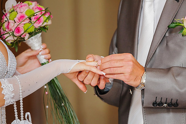 포토 JPG 해외이미지 전통 커플 드레스 여자 종교 꽃다발 결혼 가족 결혼식 남편 함께함 실내 관리 사랑 사람 정장 이벤트 사람없음 노란색 흰색 축하 반지 잡기 황금 사인 약혼 순간 해외202004 해외포토 옷 꽃 감정 컬러 컨셉 장신구 관계 모션 내부 약속 파일형식 이미지허브