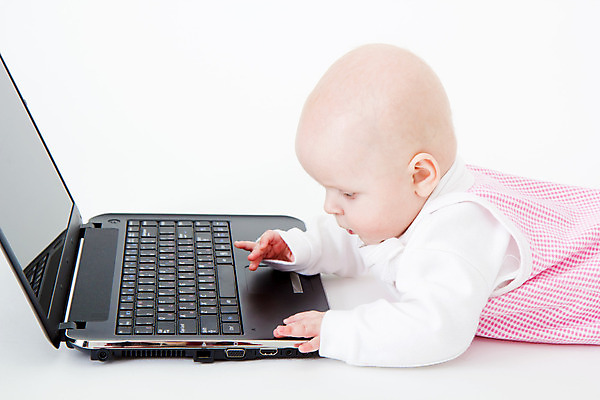 포토 JPG 해외이미지 교육 행복 얼굴 어린이 백그라운드 컨셉 인터넷 비즈니스 통신 놀이 건강 한명 사람 노트북 컴퓨터 금발 공책 게임 흰색 아기 키보드 업무 작음 묘기 기저귀 긍정 걸음마 해외202004 해외포토 1 헤어스타일 감정 컬러 모션 문구용품 신체부위 전자제품 아기용품 작업 크기 파일형식 이미지허브