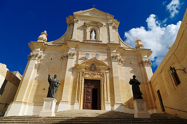 포토 JPG 해외이미지 구름 외관 유럽 기독교 종교 벽 십자가 건축양식 날씨 돌담 사람없음 건물 여름 파란색 햇빛 노란색 성당 교회 환경 맑음 봄 바위 예수 역사 재산 사인 리빙 로마네스크 로마인 몰타섬 해외202004 해외포토 자연요소 건축물 계절 건축 나라 컬러 섬 종교건축 인종 금융 담장 태양 돌_바위 신_종교 몰타 파일형식 이미지허브
