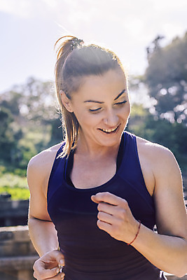 포토 JPG 해외이미지 백인 라이프스타일 공원 여자 행복 스포츠 모션 자연 아침 건강 한명 사람 성인 야외 초록색 여름 달리기 조깅 운동 햇빛 태양 맑음 몸무게 숲 연습 달리기선수 해외202004 해외포토 주간 자연요소 서양인 1 계절 공공시설 감정 컬러 날씨 생활 생태계 육상선수 파일형식 이미지허브