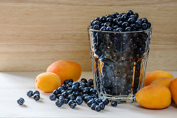 포토 JPG 해외이미지 유리 탁자 사람없음 컵 담기 블루베리 살구 해외202004 해외포토 식기 가구 과일 모션 재질 파일형식 이미지허브