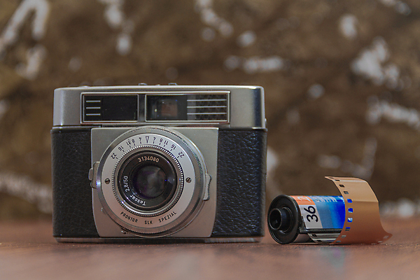 포토 JPG 해외이미지 직업 전통 사람없음 가로 카메라 금속 사진촬영 침묵 장비 수확 골동품 역사 클래식 은색 필름 오브젝트 그림 복고 아날로그 셔터 구식 부정적 옛날 조작 중고 해외202004 해외포토 감정 컬러 컨셉 농업 재질 전자제품 촬영 소리 파일형식 이미지허브