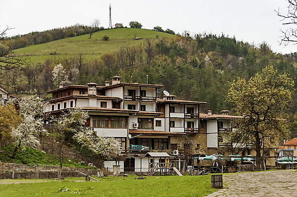 포토 JPG 해외이미지 나무 전통 꽃 벤치 건축양식 자연 지붕 산 주택 안테나 사람없음 야외 건물 목재 마을 봄 시골 숲 복잡 불가리아 옛날 스타일 해외202004 해외포토 식물 건축물 계절 건축 컨셉 의자 재료 통신 생태계 파일형식 남유럽 이미지허브