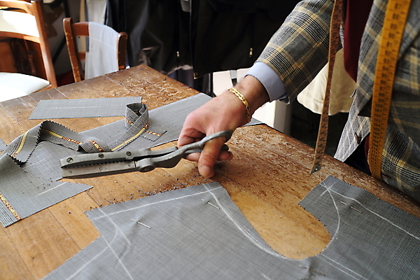 포토 JPG 해외이미지 남자 가위 실내 한명 상반신 성인 자르기 만족 가위질 재단 재단가위 성인남자한명만 해외202004 해외포토 1 감정 모션 문구용품 가위_도구 사람 내부 남자한명만 성인남자만 파일형식 이미지허브