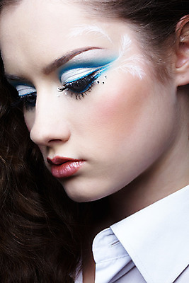 포토 JPG 해외이미지 백인 헤어스타일 드레스 얼굴 셔츠 생각 신체 한명 파란색 집중 깃털 반죽 바디페인팅 배려 스타일 해외202004 해외포토 서양인 1 옷 컬러 컨셉 상의 사람 신체부위 파일형식 이미지허브