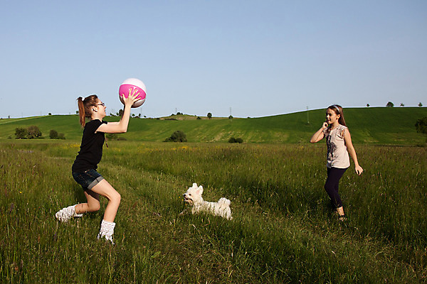 포토 JPG 해외이미지 동물 라이프스타일 공원 여자 행복 어린이 장난 공 자연 놀이 휴가 건강 미소 사람 야외 두명 여름 반려동물 금발 점프 기쁨 게임 흰색 잡기 개 송곳니 해외202004 해외포토 헤어스타일 계절 공공시설 감정 컬러 포유류 모션 표정 생활 치아 생태계 파일형식 이미지허브