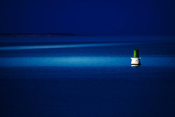 포토 JPG 해외이미지 파도 바다 백그라운드 가이드 표시 하늘 표면 항해 경고 경비 안전 사람없음 빨간색 물 파란색 빛 반사 긴급 구출 수리 보호 야간 지시 위험 신호등 흔적 사인 신호 보안 장면 네비게이션 부표 뱃놀이 베터리 채널 헬프 해외202004 해외포토 자연요소 직업 컬러 컨셉 배_교통 모션 전통놀이 도움 파일형식 이미지허브