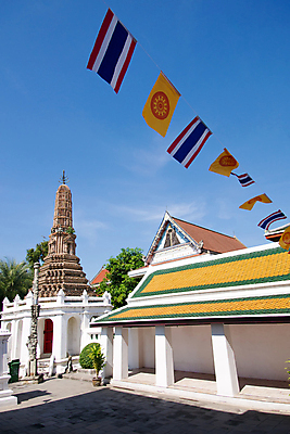 포토 JPG 해외이미지 전통 외관 아시아 종교 문화 불교 건축양식 태국 지붕 사람없음 야외 건물 교회 활발 깃발 사찰 화려 영혼 타일 방콕 수도원 사리탑 전국 해외202004 해외포토 건축물 건축 나라 컨셉 종교건축 탑 파일형식 이미지허브