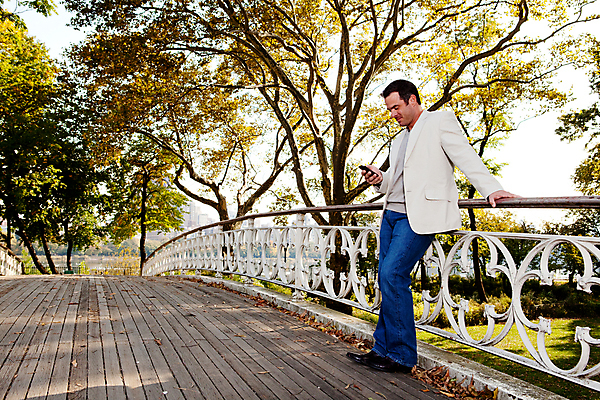 포토 JPG 해외이미지 공원 남자 인터넷 비즈니스 텍스트 자연 세포 사람 정장 야외 두명 스마트폰 메시지 이메일 연결 읽기 부름 소통 업데이트 해외202004 해외포토 옷 공공시설 컨셉 모션 핸드폰 스마트기기 생태계 파일형식 이미지허브