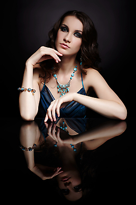 포토 JPG 해외이미지 백인 모델 여자 유럽 얼굴 목걸이 장신구 팔찌 갈색머리 한명 사람 반사 유행 검은색 화장품 거울 흰색 화려 보석 스타일 해외202004 해외포토 서양인 1 헤어스타일 나라 컬러 컨셉 신체부위 뷰티 광석 파일형식 이미지허브