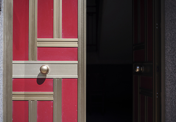 포토 JPG 해외이미지 디자인 백그라운드 건축양식 창문 열쇠 출입구 주택 실내 손잡이 안전 사람없음 내부 건물 목재 빛 사무실 갈색 문 금속 검은색 방 흰색 오픈 닫기 보호 은색 철 입장 오브젝트 잠금 보안 대문 문고리 고립 사생활 알루미늄 철강 해외202004 해외포토 나무 건축물 건축 컬러 컨셉 비즈니스 재료 모션 재질 파일형식 이미지허브