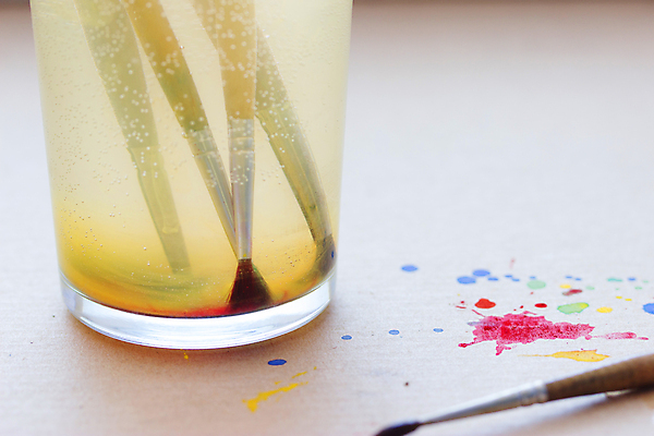 포토 JPG 해외이미지 디자인 교육 백그라운드 컨셉 교실 유리 수채화 미술 취미 사람없음 빨간색 물 컬러풀 페인트 장비 젖음 흰색 기구 공구 붓 신용카드 그리기 액체 팔레트 닫기 떨어짐 그림 슛 캔버스 페인트붓 화가 닦기 강렬 고립 카피스페이스 해외202004 해외포토 자연요소 직업 컬러 학교 모션 재질 문화예술 금융 공백 도구 파일형식 이미지허브