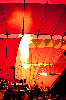 포토 JPG 해외이미지 주간 불꽃 풍경 사람없음 야외 빨간색 열기구 점화 해외202004 해외포토 자연요소 컬러 항공교통 불 파일형식 이미지허브