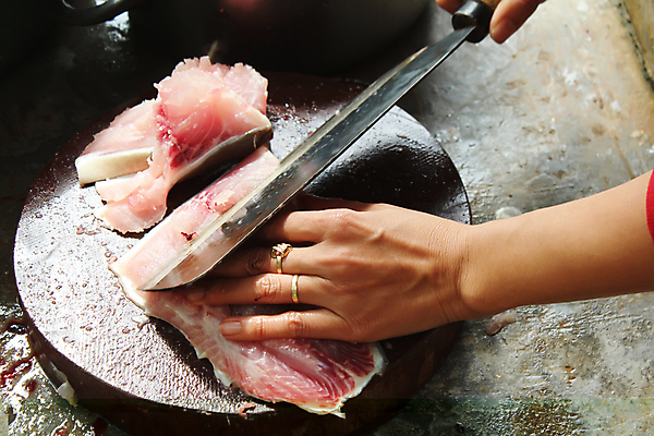 포토 JPG 해외이미지 직업 남자 산업 음식 조각 장갑 2 탁자 낚시 노동자 어류 사람 사람없음 가로 상점 요식업 앞치마 흰색 신선 작업 시장 칼 상품 자르기 청소 계산대 해산물 동료 준비 날것 연어 슈퍼마켓 단백질 해외202004 해외포토 잡화 컬러 가구 관계 모션 레저 수중동물 영양소 파일형식 이미지허브