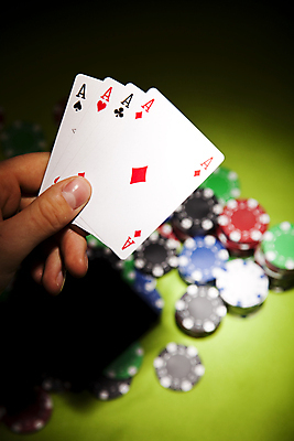 포토 JPG 해외이미지 손 실내 들기 아웃포커스 신체부위 어둠 트럼프 포커칩 도박 카지노 겜블 초록배경 해외202004 해외포토 백그라운드 모션 촬영기법 사람 내부 초록색 놀이용품 포커 파일형식 이미지허브