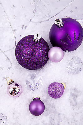 포토 JPG 해외이미지 크리스마스장식 크리스마스 실내 사람없음 보라색 장식볼 보석 오브젝트 흰배경 오너먼트 해외202004 해외포토 기념일 컬러 백그라운드 내부 장식 흰색 광석 파일형식 이미지허브