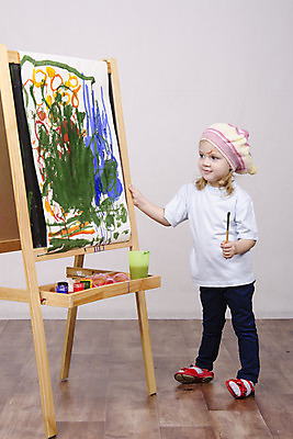 포토 JPG 해외이미지 감정 어린이 3 한명 웃음 사람 파란색 페인트 기쁨 게임 붓 유머 낙서 이젤 그림 예술가 의견 쓰다듬기 해외202004 해외포토 1 컬러 모션 놀이 표정 미술도구 파일형식 이미지허브